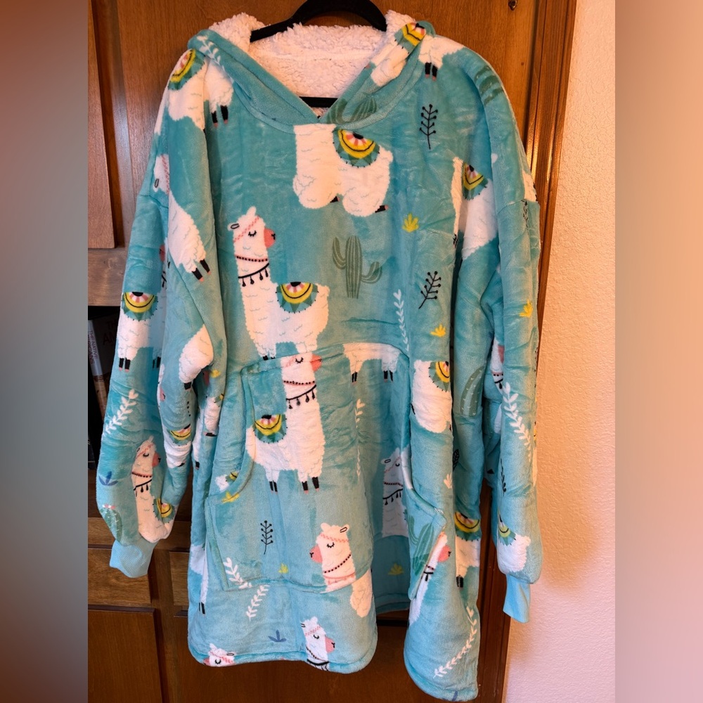 Cozy Llama Print Oversized Hoodie Blanket